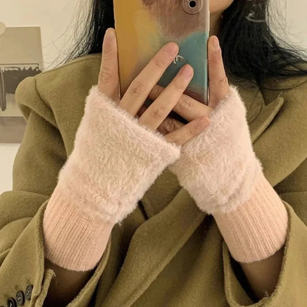Women's warm and protective half-finger gloves suitable for spring, autumn and winter. Soft and comfortable.
