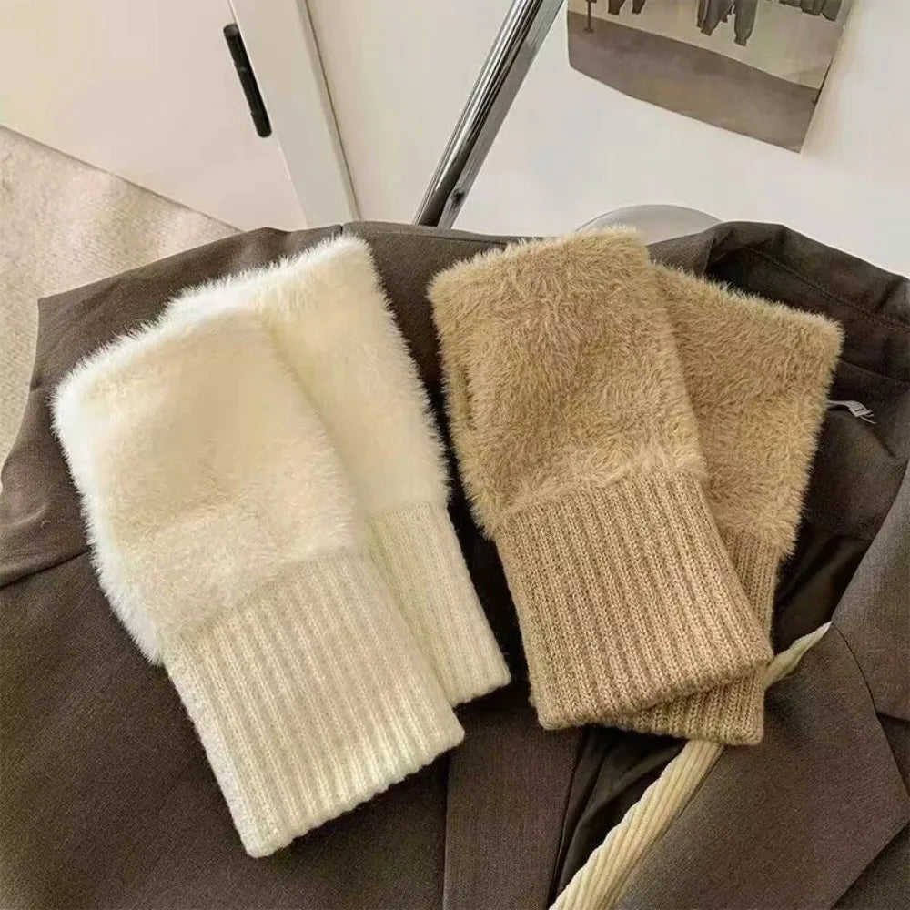 Women's warm and protective half-finger gloves suitable for spring, autumn and winter. Soft and comfortable.