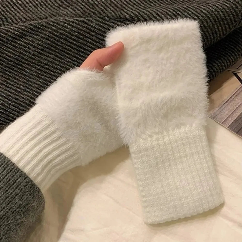 Women's warm and protective half-finger gloves suitable for spring, autumn and winter. Soft and comfortable.