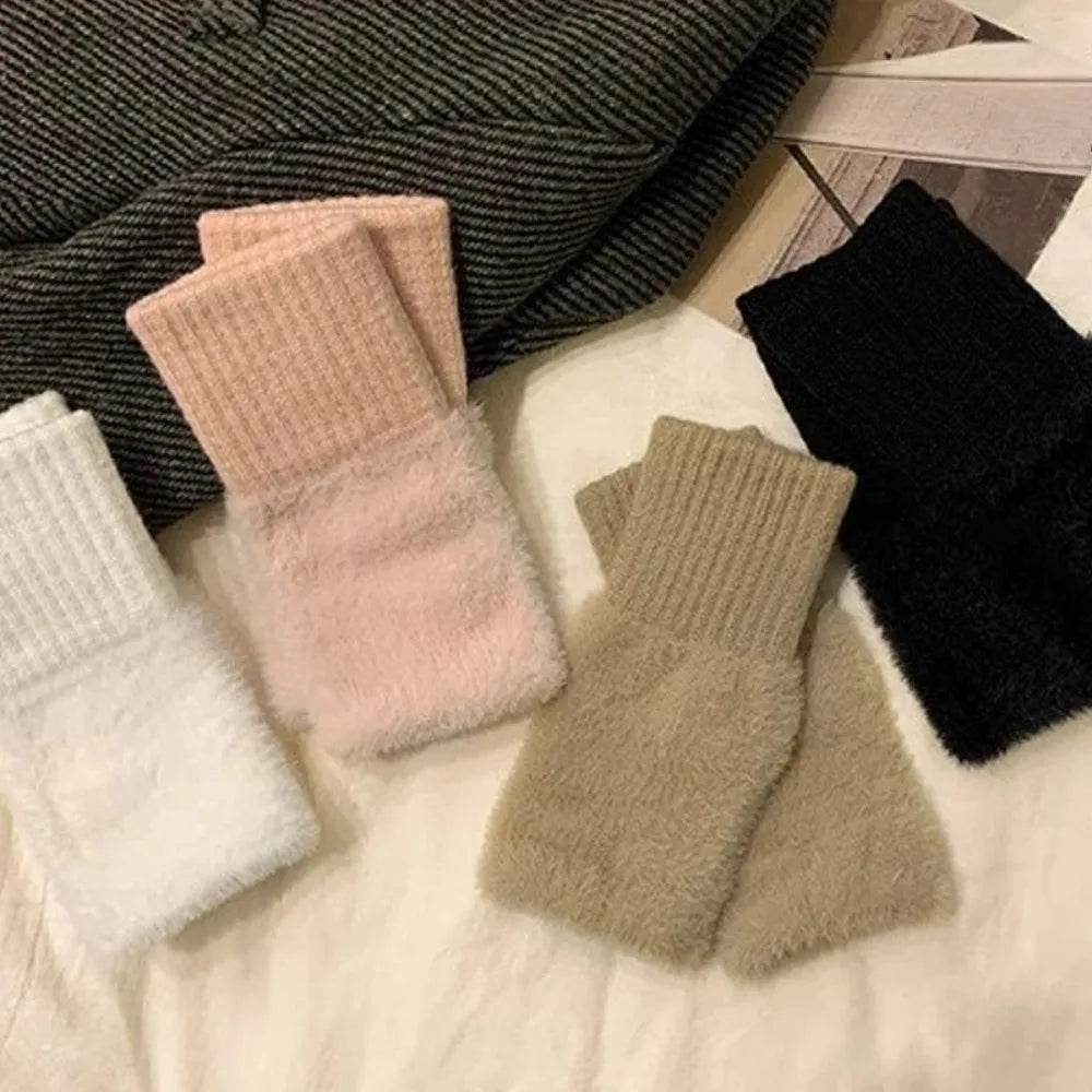 Women's warm and protective half-finger gloves suitable for spring, autumn and winter. Soft and comfortable.