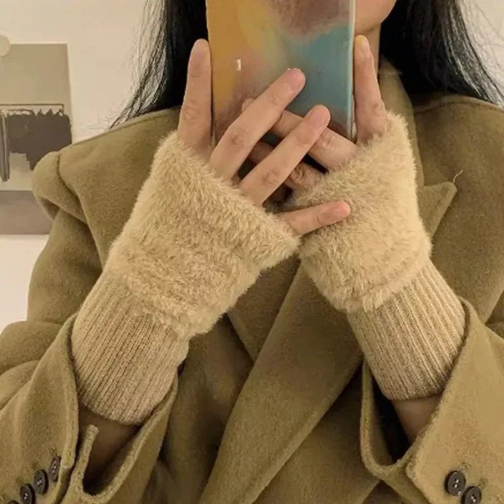 Women's warm and protective half-finger gloves suitable for spring, autumn and winter. Soft and comfortable.