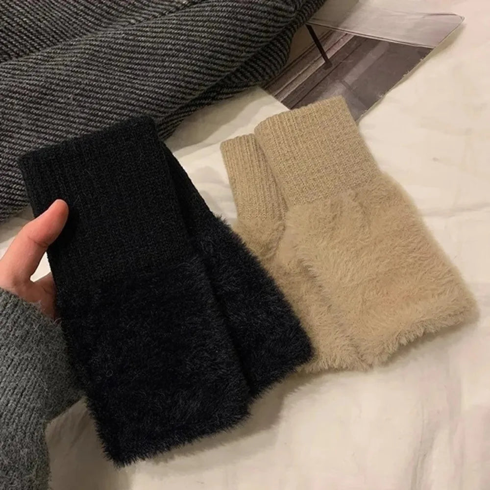 Women's warm and protective half-finger gloves suitable for spring, autumn and winter. Soft and comfortable.